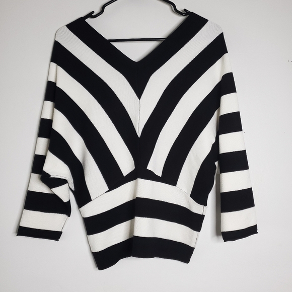 Truth By Republic Womens V Neck Sweater Size M Striped Monochrome Chic Casual - Picture 9 of 10